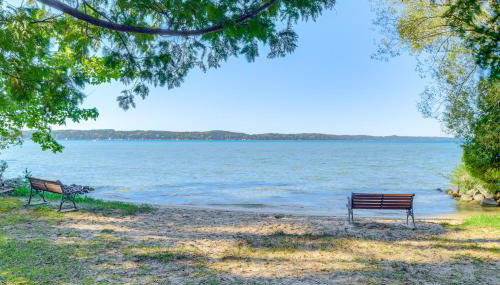Near Beach Access Torch Lake Cabin Retreat! - Foto 2
