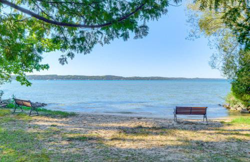 Near Beach Access Torch Lake Cabin Retreat! - Foto 2