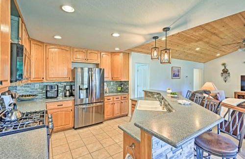 Near Trails, Lakes and Golf Pinetop Home with Deck - Foto 7