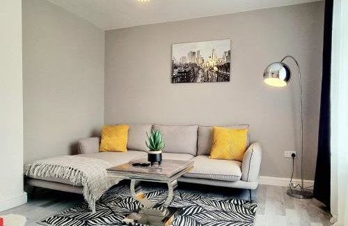 Stunning Lux 3 Bedroom home Priv Parking in Birmingham - Photo 2