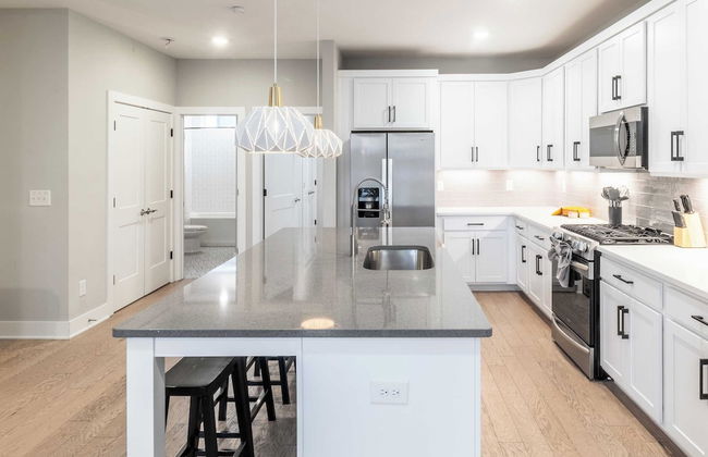 Monty by Avantstay 4bdr 4ba, Balcony w/ Outdoor Seating, 5mins to DT - Photo 12