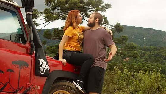 Tour en 4x4 por Monte Verde - Foto 2, Una pareja posando en uno de los 4x4