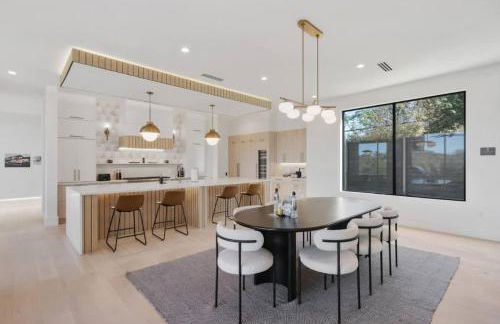 Barton Springs Luxe Heated Pool Spa Sleeps 16 - Photo 5