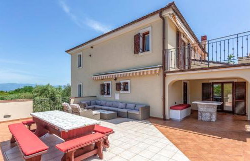 Villa With Pool, Jacuzzi, Sauna, Fitness, Playground & Wine Cellar - Photo 14