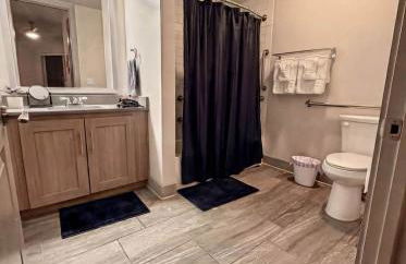 Stunning Lake Views | DART Train | Gym & Pool - Foto 22