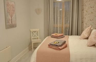 Beautiful Marina Apartment with private garden, flexible bedrooms with zip & link beds - Photo 6