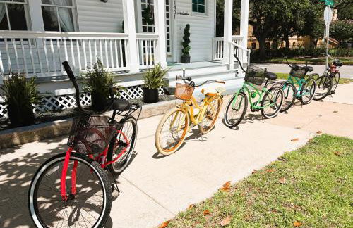 4BR Boutique Coastal Home, Walk to Beach and The Strand, Sleeps 10 - Foto 3