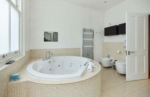 The Clapham Crib - Spacious 4BDR House with Patio - Photo 59