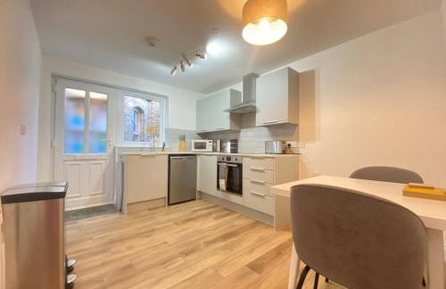 Stunning One Bed Flat at Dawe Luxury Suites - An Entire Apartment near Ely Cathedral & Train Station - The Perfect Base to Explore Ely, Cambridge, Norfolk & London - 2 Guests Max - Photo 2