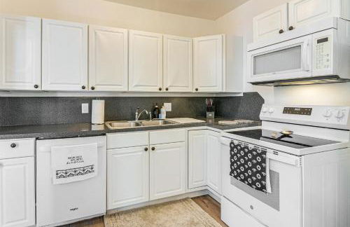 Walk to The Strand Historic Family Base with Yard! - Foto 7