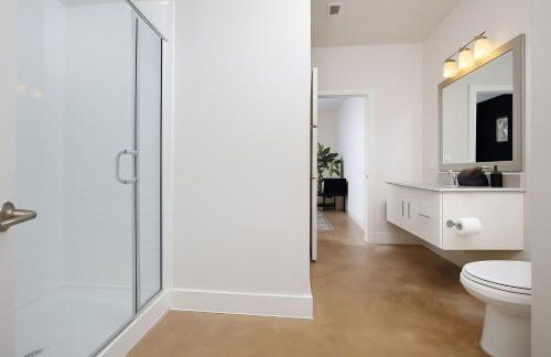 Downtown SA 2BR for 9 Pool Gym Free Parking Near River Walk - Photo 11