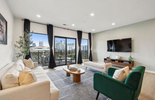 Skyline Nights in Downtown Nashville Walk to Broadway with Pool and Gym - Foto 2