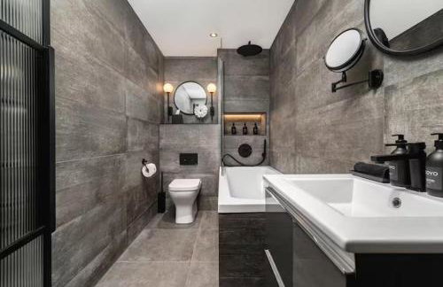 Near Transport - Fireplace - WiFi - Sleeps 2 - Foto 5