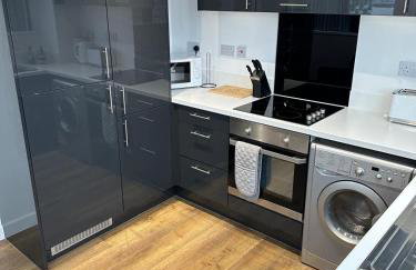 Two Bedroom City View Apartment Liverpool by StaySavvy Accommodation - Photo 8