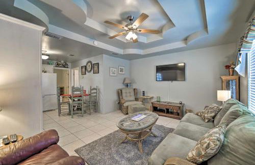 Deck and Pool Access Long Island Village Escape! - Foto 5