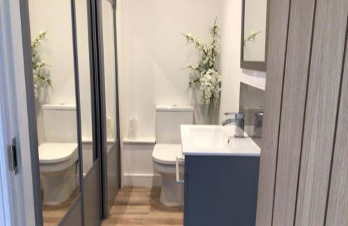 Luxurious 3 bedroom house now with FULL FIBRE INTERNET Shangri la in village of Alfrick with driveway parking for 3 cars in an area of outstanding natural beauty, superb walking,close to Worcester, Malvern showground, theatre, Malvern hills, dogs welcome - Photo 9