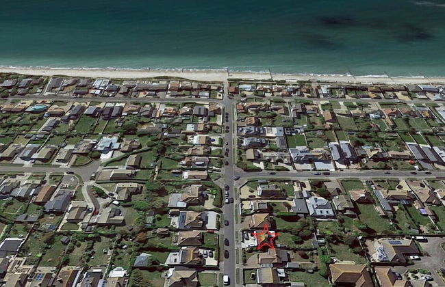 Bright Modern 4 br House 100 Metres From Beach - Photo 60