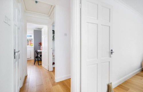 Luxury 5 BDR 2 BA House with Parking in Sandhurst By 360Stays - Photo 78