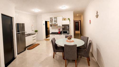 Jack&Mari Casa moderna com ar-condicionado, Wi-Fi e churrasqueira, 600m da praia, 2 quartos, até 8 pessoass - Foto 2