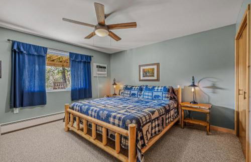 Camp Dancing Bears - Wifi, Riverfront, Pet Friendly, Fire Pit, Grill, Deck, Fishing, Games, Fireplace, King Bed - Photo 22