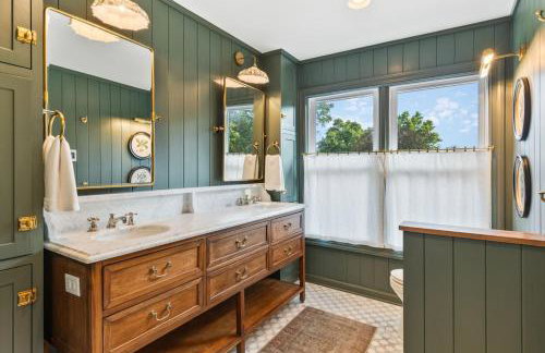 Updated and Spacious Home with Huge Yard Office and Decks - Foto 28