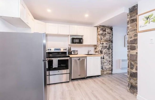 Modern Meets Rustic - 2 Bdrm Old Quebec - Photo 12