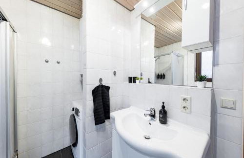 Modernes Apartment mit Balkon, Parkplatz, Waschmaschine für 4-5 Gäste - Foto 11