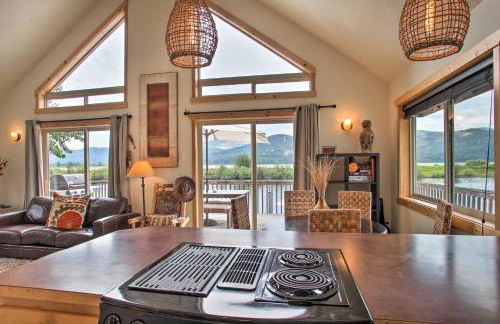 Waterfront Cabin with 2 Boat Docks and Mtn Views! - Foto 8