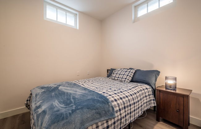 Spacious Newly Renovated 1 Bedroom Suite - Photo 3