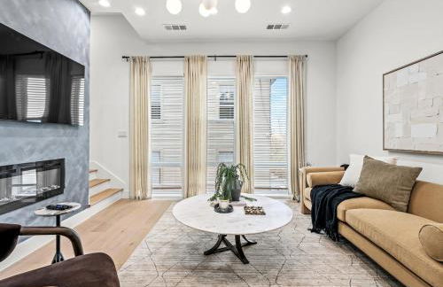 New Modern Dallas Skyline Rooftop Firepit and a Garage - Foto 50