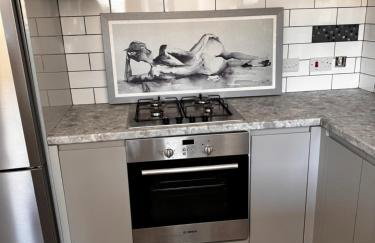 London corporate 6 bedroom home with free parking - Foto 1