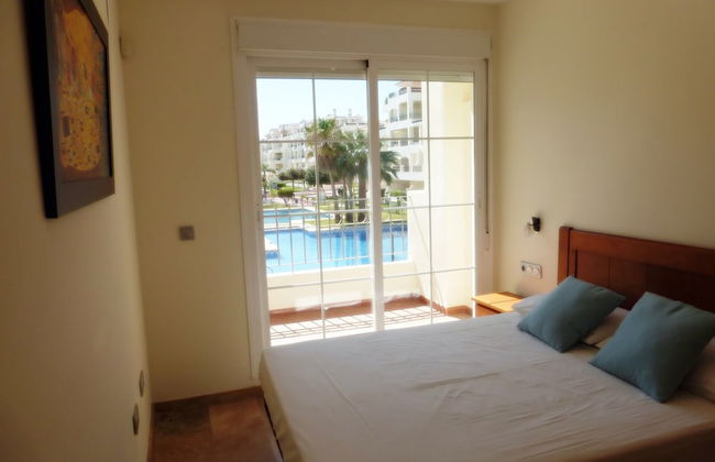 Beautiful 2 Bedroom 2 Bathroom Apartment With Pool - Photo 5