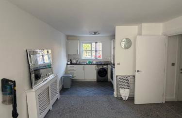 Two Bed flat, very close to airport, Ground Floor with parking - Photo 2