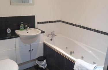 Spacious 2 bed appartment next to BAE with spa bath - Foto 10