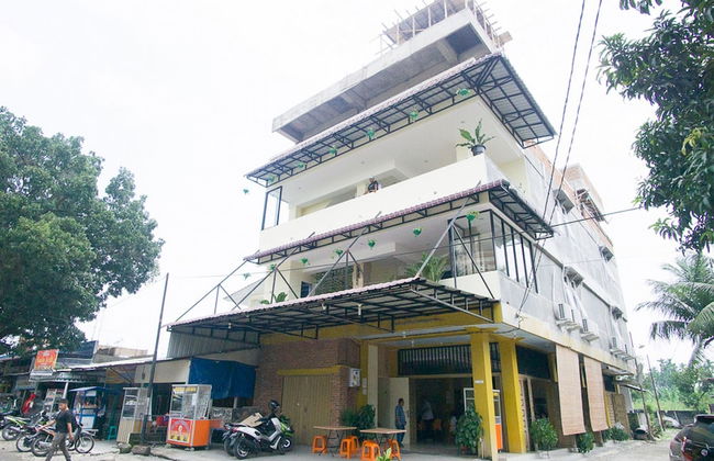 RedDoorz @ RS Adam Malik Medan - Photo 15