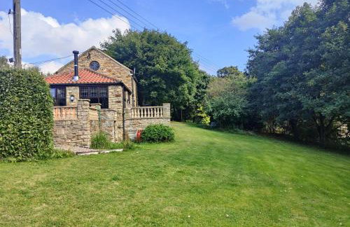 Stunning 2 Bedroom Guest House with Hot Tub - Photo 16