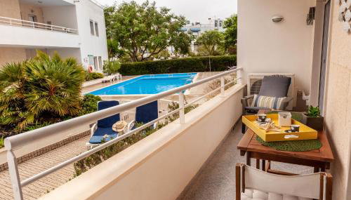 Apartamento 2 Bdr na vila Sta Luzia com vista piscina - Foto 4, sunbed