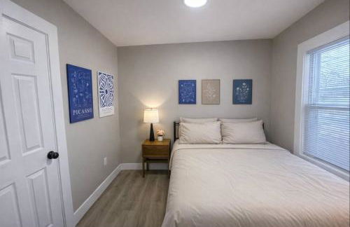 Stylish & Bright 3BR • Near Hospitals + Parking - Photo 15
