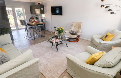 1 Gloucester Way - Photo 2