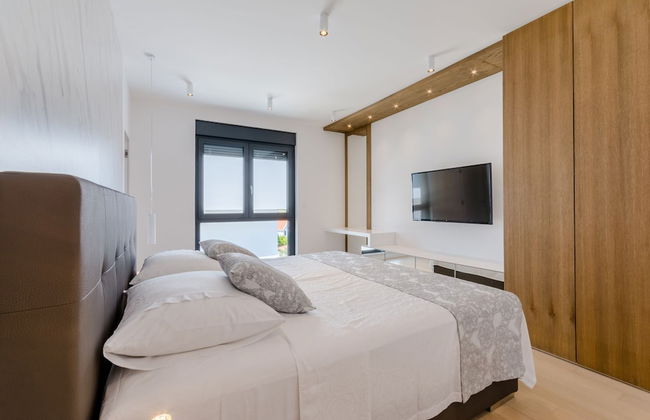 Luxury Villa Luna with Swimming Pool - Photo 4