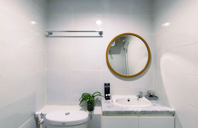 Fancy And Nice 1Br With Extra Room At Amartha View Apartment - Photo 11