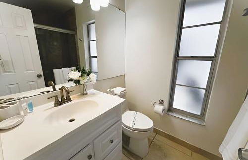 Lakeside Pool Home, Games close to Disney & Malls - Foto 18