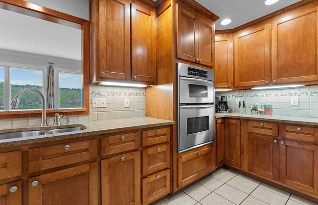 Sleeps 22, Lakefront w/ Private Dock & Pool, 2 Houses Lake Living by Avantstay - Foto 45