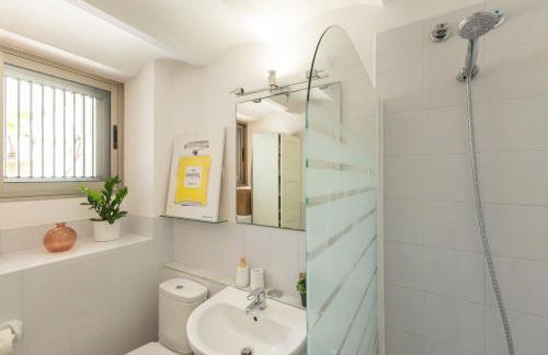 Charming 2 Bedroom Boutique Triplex Apartment with Private Terrace at Seville City Center by OCityzen - Foto 24