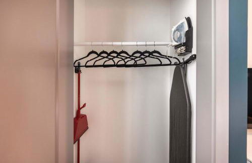 Bold and Bright Stay with Cher & Etta James Flair - Foto 21