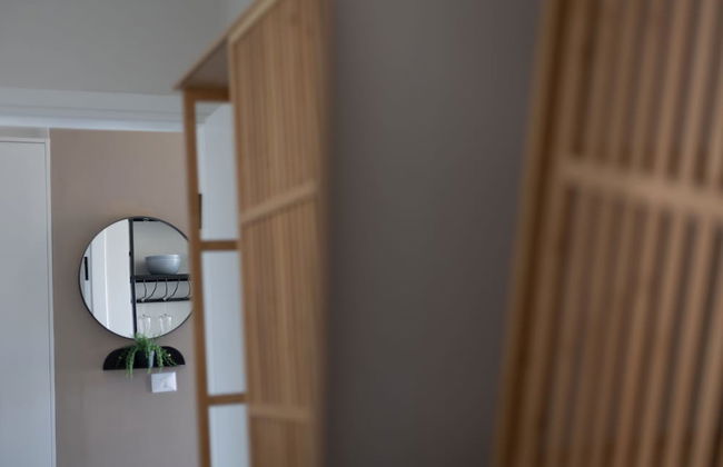 Chic Urban Getaway with Balcony & Mamad by Sea N Rent - Foto 25