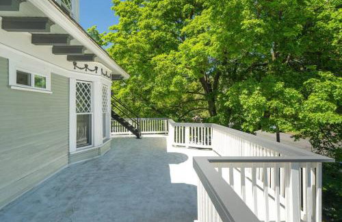 Historic Manor with 8 BDRMS 9 BATHS & 3 Kitchens - Foto 80