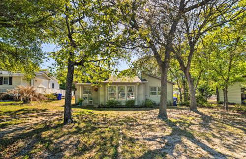 Oak Island Home with Fenced Yard, Walk to Long Beach - Foto 27