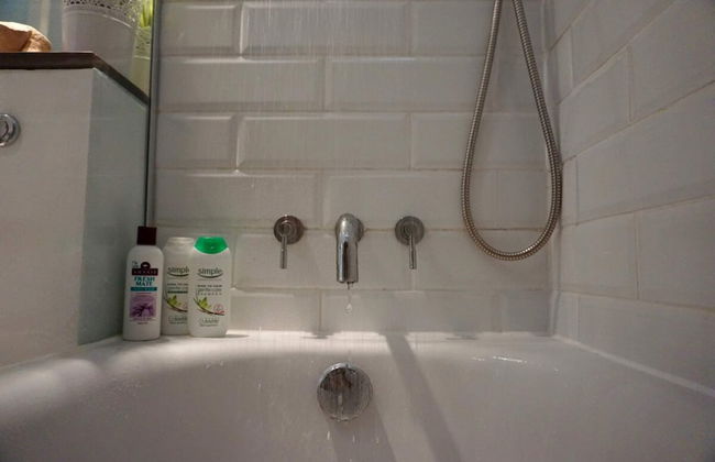 Beautiful Canalside 1-bedroom Flat With Terrace - Foto 7