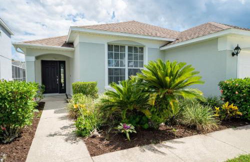 Stylish Villa Retreat with Pool - Photo 7